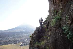 Klettersteig Fogo und so geht’s dann hoch, oft ohne Sicherungsseil, der Weg ist aber weniger steil als er auf den Bilder wirkt, schwindelfrei sollte man wohl sein, die Tritte sind aber sicher, der Untergrund nicht lose, die Guides gehen ohne Sicherung
