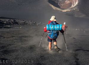 Fogo - Wanderer knöcheltief im Lava-Sand