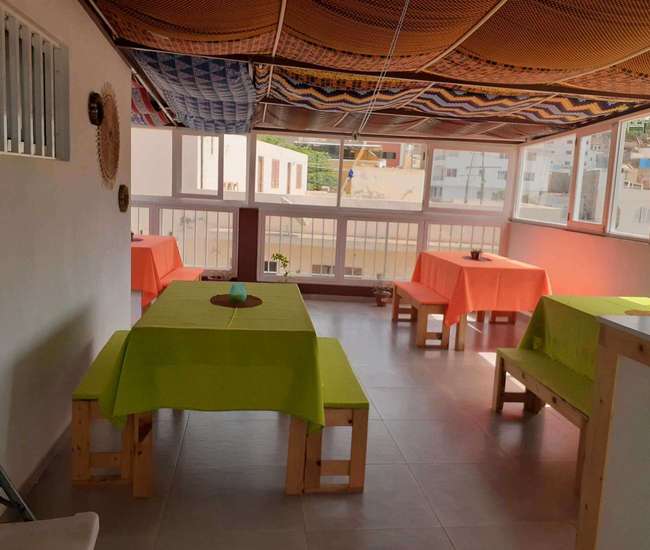 São Vicente - Terasse des Casa Jakilin mit Bänken und Tischen