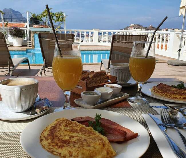 Kaffee, Orangensaft und Rühhrei mit Speck