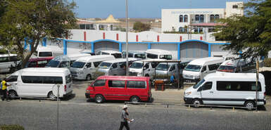 Viele weiße und ein roter Hiace