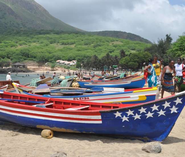 Kapverden individuelle Rundreise: Fischerboote am Strand von Tarrafal