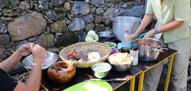 Santo Antão: Katxupa-Kochen in der Outdoor-Küche des Hotel Casa Maracujá