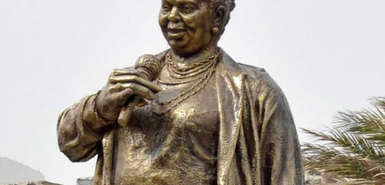 Teil der Statue von Cesaria Evora in Mindelo