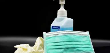 Mundschutz, Handschuhe und Desinfektionsmittel