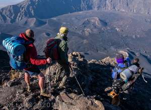 Fogo - drei Wanderer blicken in den Krater
