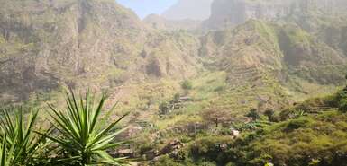 Tal im Vordergrund, Berge im Hintergrund