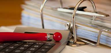 Taschenrechner, Kugelschreiber und Leitzordner