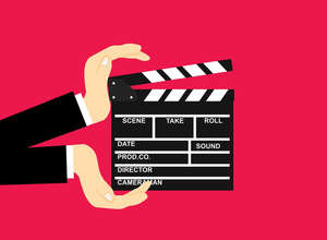 Regieklappe auf rotem Hintergrund