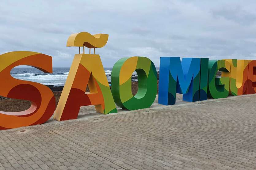 Schriftzug São Miguel in Regebogenfarben