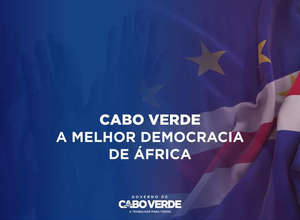 Schriftzug mit der kapverdischen Flagge im Hintergrund: Cabo Verde - A melhor democracia de África