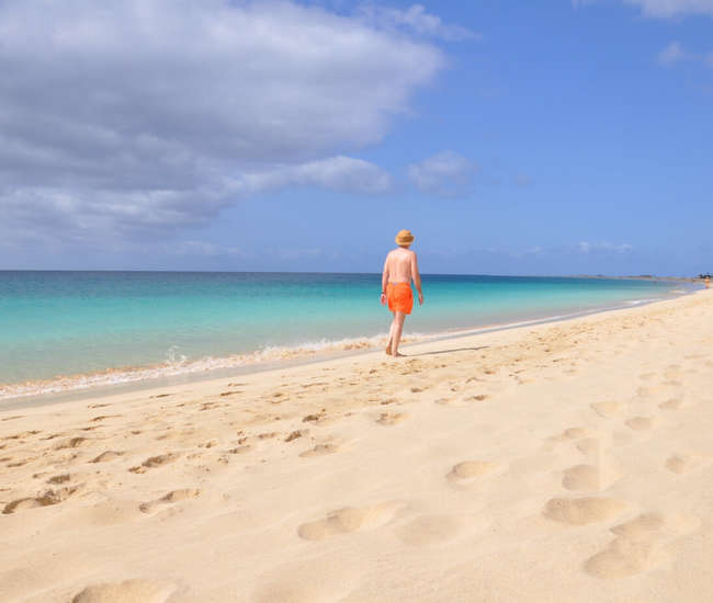 kapverdische Badeinsel Sal - Strandspaziergänger