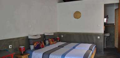 Santo Antão: Hotel Casa Maracujá - Bett mit blaugemusterter Bettwäsche