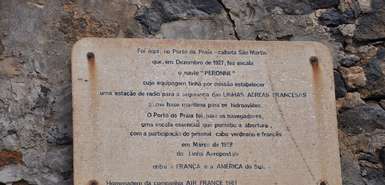 Gedenkplakette Nutzung der Bucht für die Aéropostale