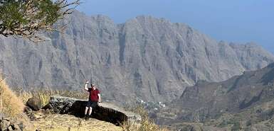 Wanderer mit Weitblick im Hintergrund