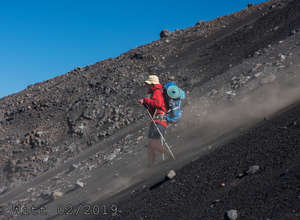 Fogo - ein Wanderer wirbelt beim Abstieg vom Vulkan Lava-Staub auf