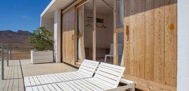 São Vicente: Aquiles Eco Hotel - Sonnenterrasse mit zwei Liegen