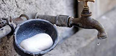 Wasserhahn und Seife