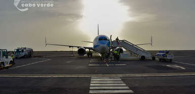 TUI-Flugzeug, das auf dem Rollfeld steht