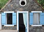 Santo Antão: Naturstein-Bungalow mit blauen Fensterläden im Mar Tranquilidade