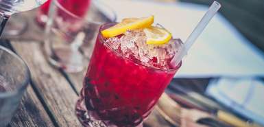 Roter Cocktail mit Zitrone und Crushed-Ice