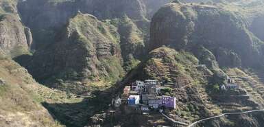 Bunte Häuschen in einem Tal von grüner Natur umgeben