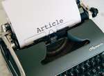 Schreibmaschine mit Blatt mit Aufschrift "Article"
