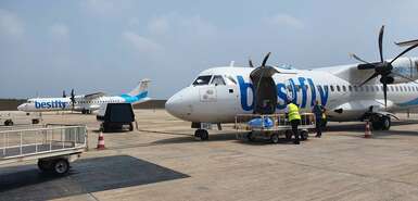 Zwei Flugzeuge, zwei Gepäckwägen und Personal