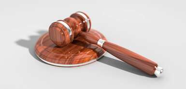 Brauner Richterhammer vor weißem Hintergrund