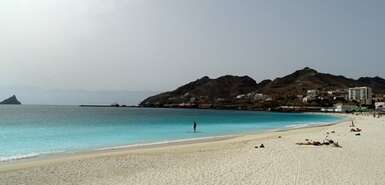 São Vicente: Laginha, der Stadtstrand von Mindelo mit blauem Wetter