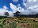 Blauer Himmel, grüne Pflanzen und weiße Wolken im Cova-Krater auf Santo Antão