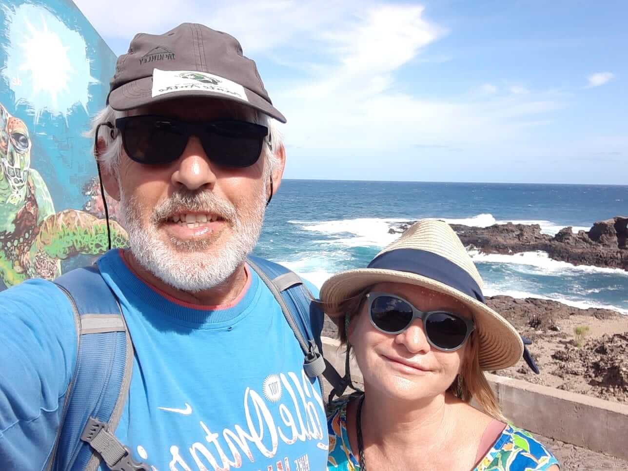 Santo Antão: Glückliches Päärchen vor der Schule in Cruzinha